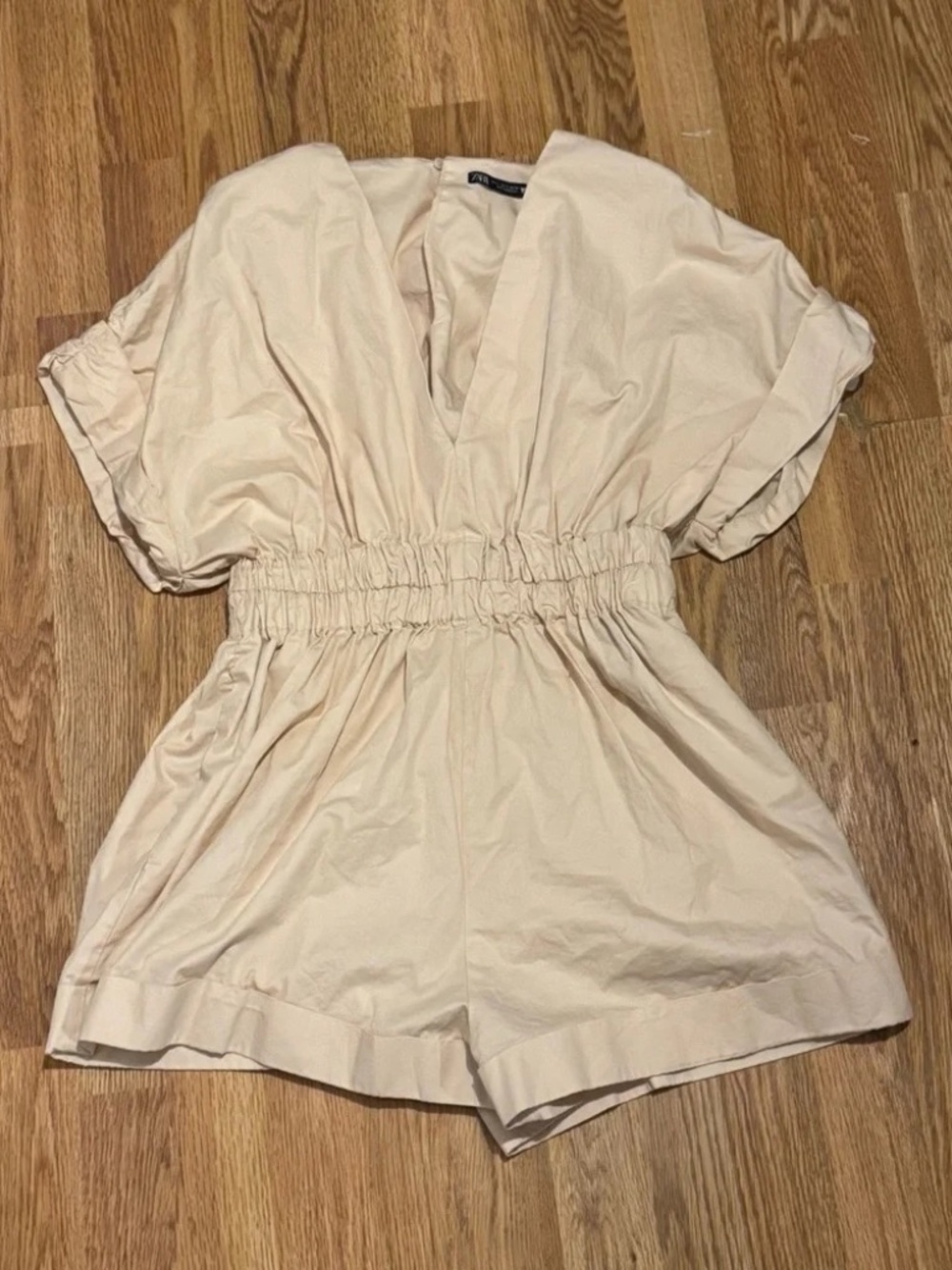Zara Size Large L cream short sleeve short romper v neck cuffed sleeves lot6483